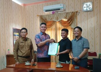 Perwakilan PWI dan Aji saat menyerahkan Petisi ke anggota komisi II DPRD Ketapang