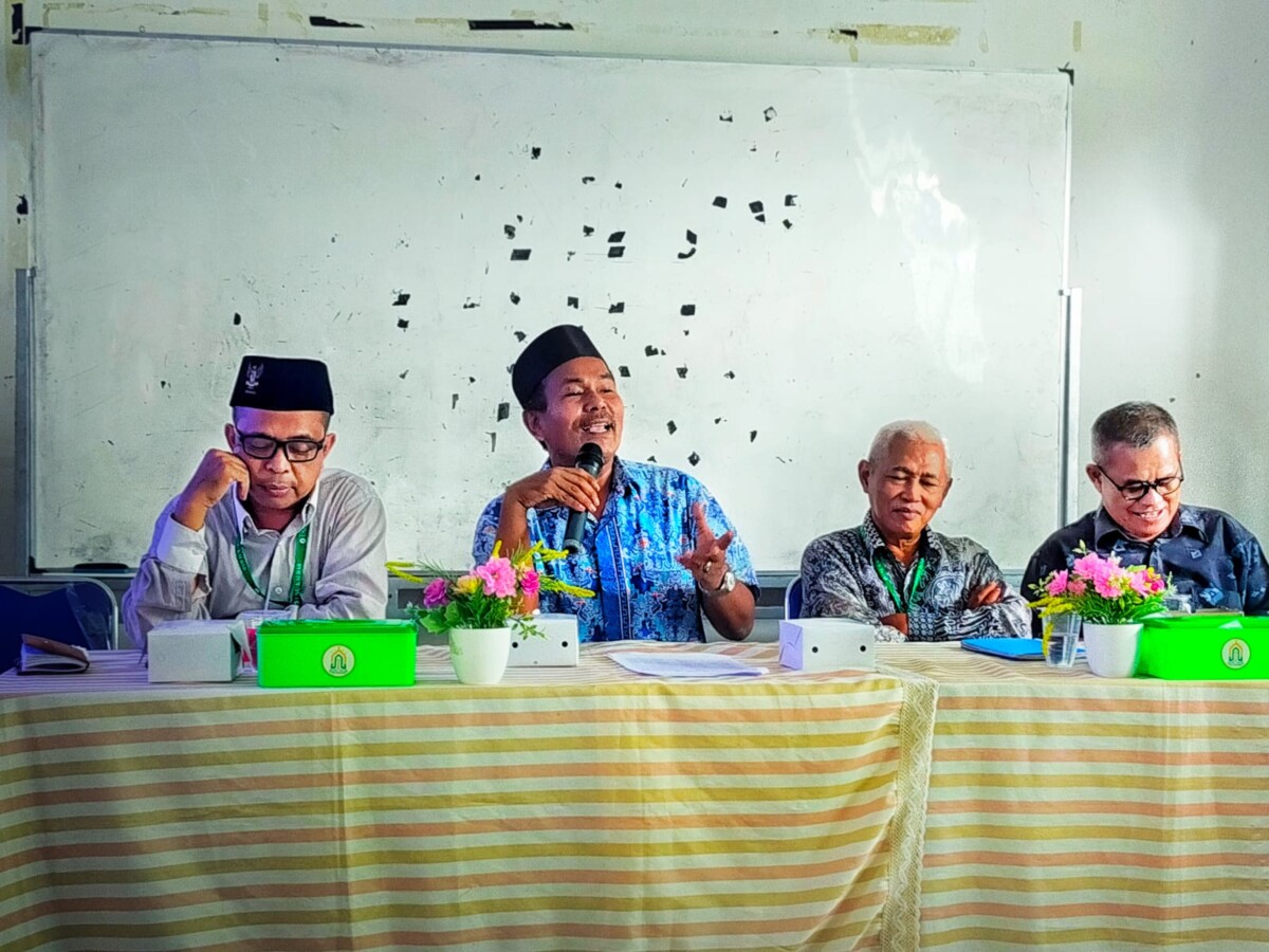 Rektor UNU Kalbar Rahmat Saputra saat memberikan arahan.