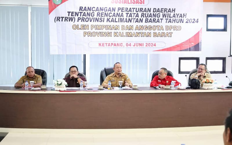 Sekda Alex saat membuka acara sosialisasi Raperda RTRW