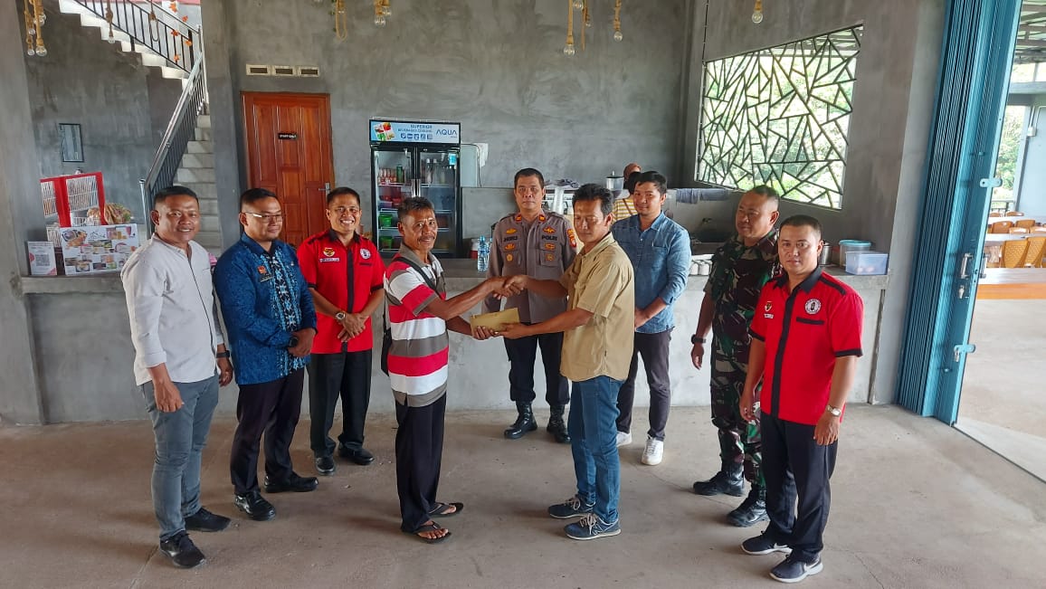 DAD Kecamatan Tayan Hulu saat menfasilitasi penyelesaian limbah bocor PT APS di Cafe Jerza's, Desa Sosok, Kecamatan Tayan Hulu, Kabupaten Sanggau, Kamis (30/5/24).