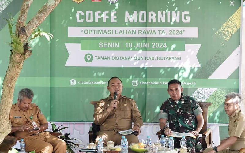 Caption: Sekda Alex (tengah) ketika menghadiri Coffe Morning di Distanakbun mengenai optimalisasi lahan rawa. Foto: Prokopim Pemkab Ketapang.