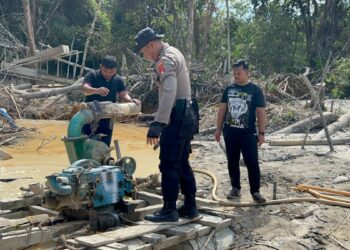 Polisi menyita sejumlah barang bukti di Lokasi PETI
