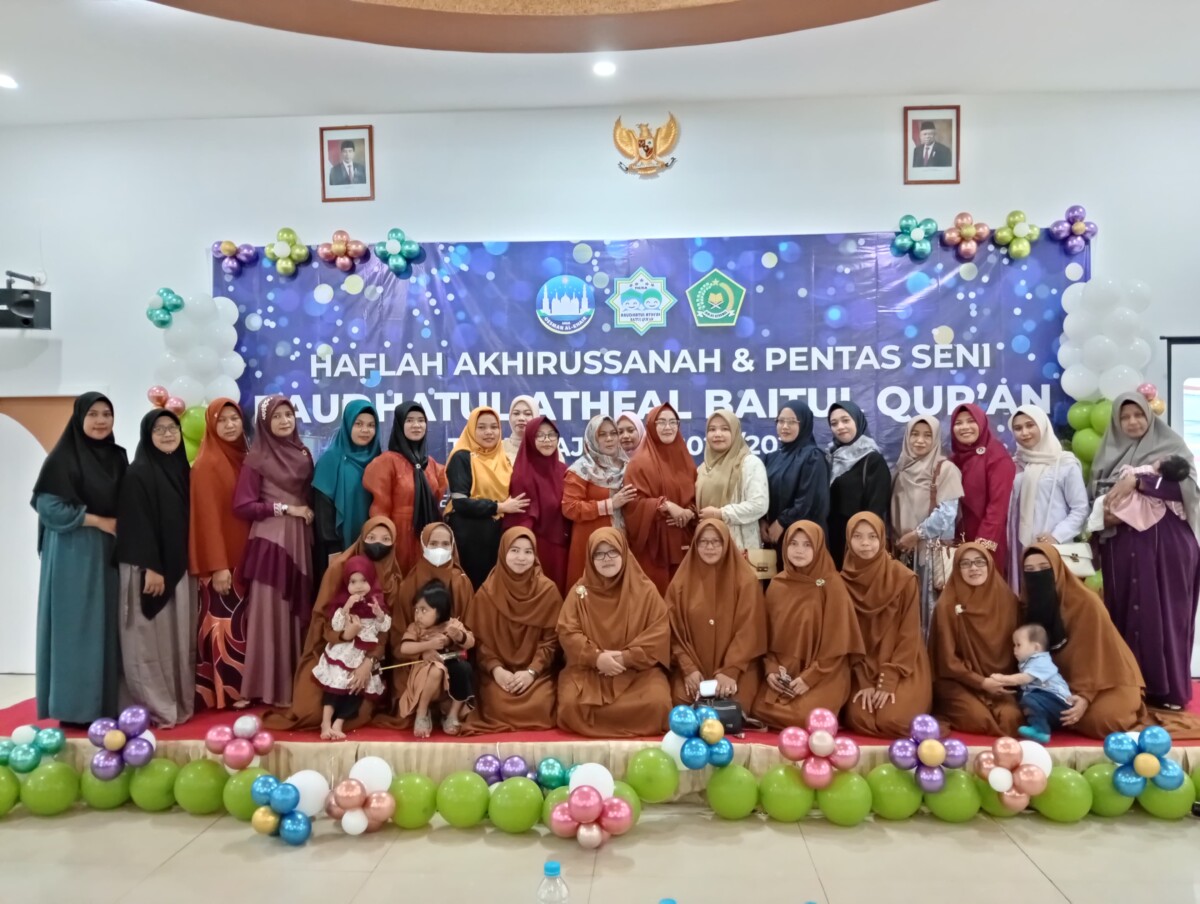 Foto. Keluarga Besar Raudhatul Atfal Baitul Qur'an Saat Sesi Foto Bersama. Di Hotel Mahkota Sukadana. Rabu (12/06/2024).Foto.Bakri/Jurnalis.co.id