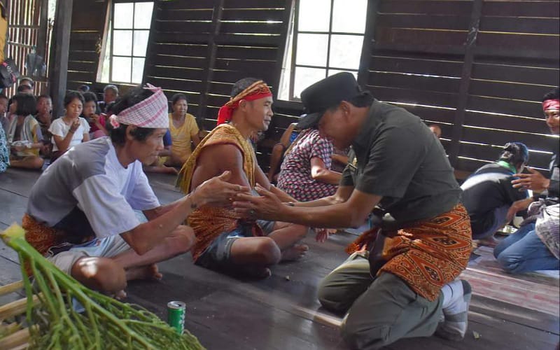 Caption: Wakil Bupati Ketapang, Farhan berjabat tangan dengan salah satu tokoh adat di acara Nyapat Tahun, Selasa (12/06). Foto: Prokopim Pemkab Ketapang.