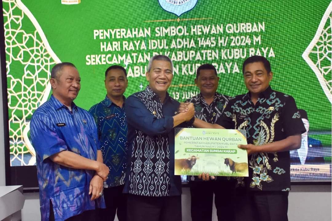 Pj Bupati Kubu Raya Syarif Kamaruzaman saat penyerahan secara simbolis hewan kurban