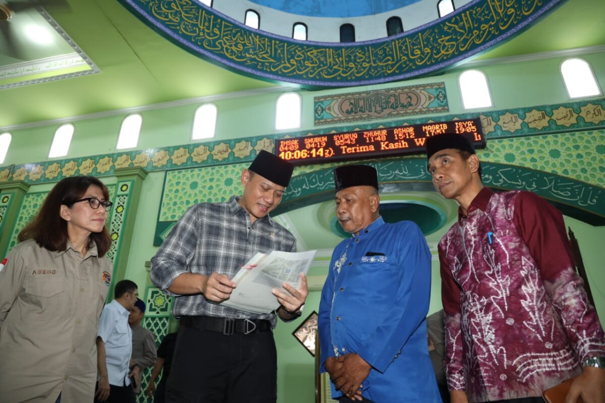 *Caption Foto* :Menteri ATR/Kepala BPN Agus Harimurti Yudhoyono menyerahkan sertipikat tanah wakaf Masjid Arrafoul A'la di Pontianak Timur.