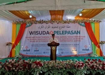 Sekertaris Daerah Romi Wijaya saat memberikan sambutan pada wisuda dan pelepasan santri pondok pesantren Baitul Qur'an Sukadana. Sabtu. (22/6/2024).Foto.Bakri/Jurnalis.co.id