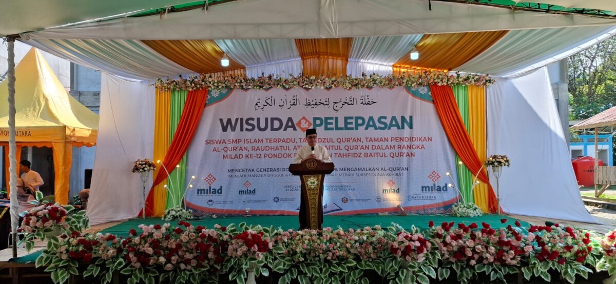 Sekertaris Daerah Romi Wijaya saat memberikan sambutan pada wisuda dan pelepasan santri pondok pesantren Baitul Qur'an Sukadana. Sabtu. (22/6/2024).Foto.Bakri/Jurnalis.co.id