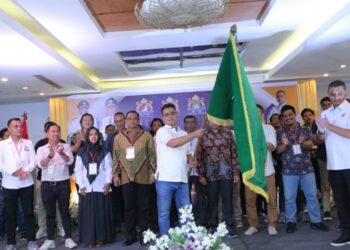 Penyerahan Pataka kepada Ketua Kadin Terpilih periode 2024 - 2029.