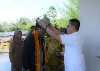 Pejabat Bupati Kayong Utara Alfian saat dipakaikan tanjak oleh sekda Kayong Utara Romi Wijaya saat baru sampai di rumah dinas bupati. Sabtu.(22/6/2024).Foto. Porkopim
