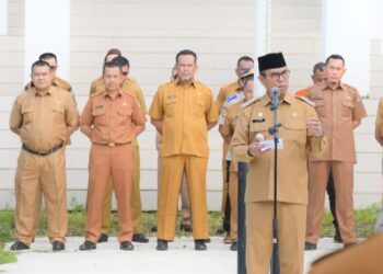 Penjabat Bupati Alfian saat pimpin apel perdana gabungan di Halaman Kantor Bupati, Sukadana, Senin (24/06/2024).Foto.porkopim