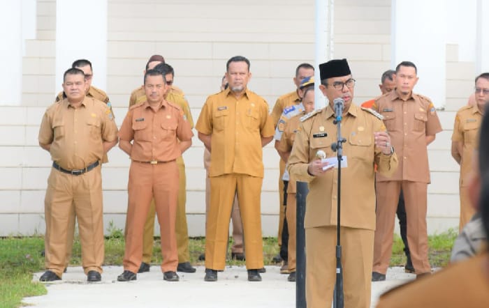 Penjabat Bupati Alfian saat pimpin apel perdana gabungan di Halaman Kantor Bupati, Sukadana, Senin (24/06/2024).Foto.porkopim