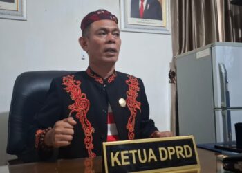 Ketua DPRD sarnawi saat diwawancarai wartawan diruang kerjanya. Selasa. (25/6/2024).Foto.Bakri/jurnalis.co.id
