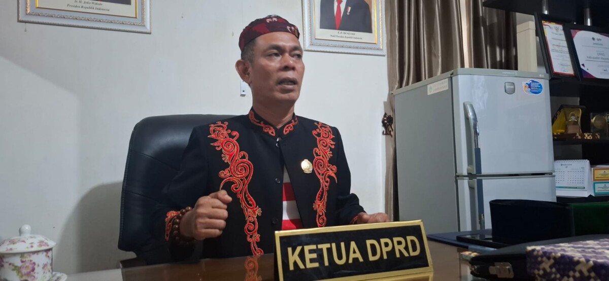 Ketua DPRD sarnawi saat diwawancarai wartawan diruang kerjanya. Selasa. (25/6/2024).Foto.Bakri/jurnalis.co.id