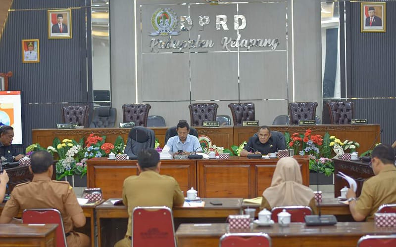 Rapat pembahasan Raperda pembentukan OPD baru yang digelar di Kantor DPRD, Senin (24/06). Foto: Prokopim Pemkab Ketapang.