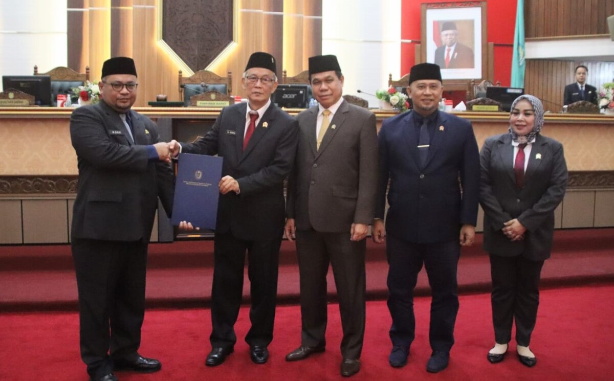 Ketua DPRD Provinsi Kalbar, M Kebing L menyerahkan rekomendasi terhadap LKPj Gubernur Kalbar Tahun 2023 kepada Pj Sekda.