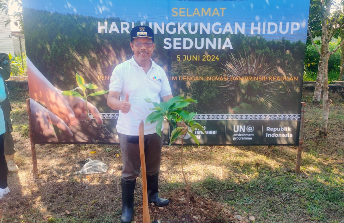 PJ Bupati Mempawah Ismail saat menanam pohon pada kegiatan LHS 2004 : foto, Alfi Sandi 