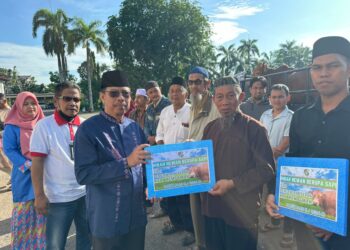 Pj Bupati Ismail, serahkan Hewan Kurban kepada pengurus Masjid dan Pesantren ; foto Bayu, Humas Pemkab Mempawah