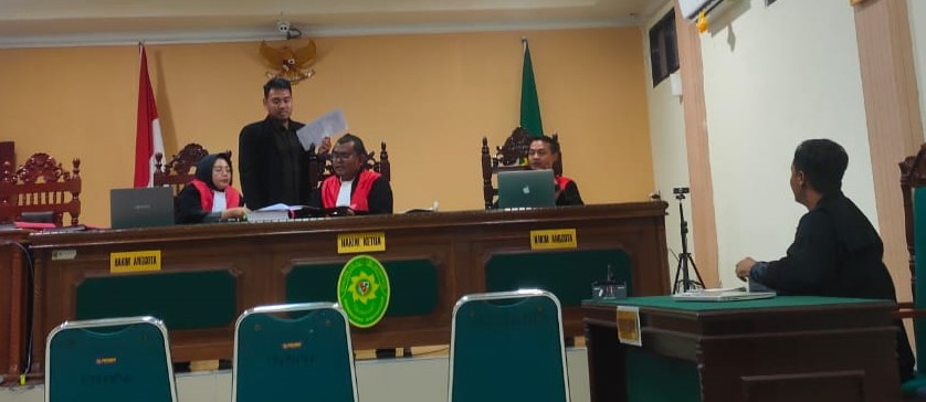 Tiga Hakim dan panitra berdiskusi sebelum melakukan sidang kedua kasus Sisik Trenggiling di PN Mempawah