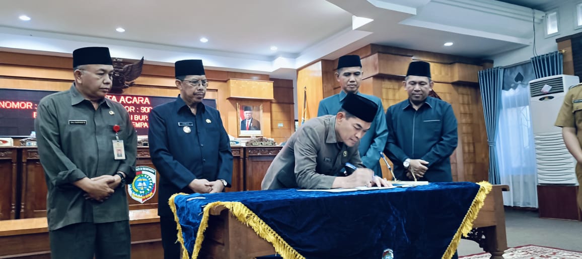 Ketua DPRD Mempawah Ria Mulyadi didampingi unsur Pimpinan DPRD , PJ Bupati Mempawah dan Sekda Kabupaten Mempawah Penandatanganan Berita Acara Persetujuan Bersama Pj Bupati dan DPRD Mempawah tentang pelaksanaan Pertangungjawaban APBD Tahun 2023.