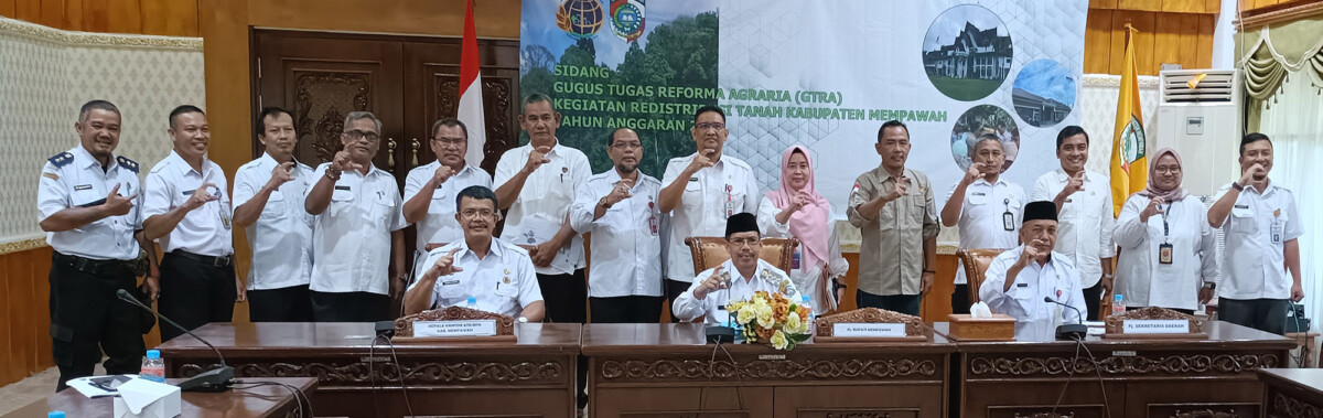 Foto Bersama PJ, Bupati Kabupaten Mempawah, Kakan BPN Mempawah Sekda Kabupaten Mempawah, OPD Kabupaten Mempwah dan Staf Kakan BPN Mempawah usai Sidang GTRA