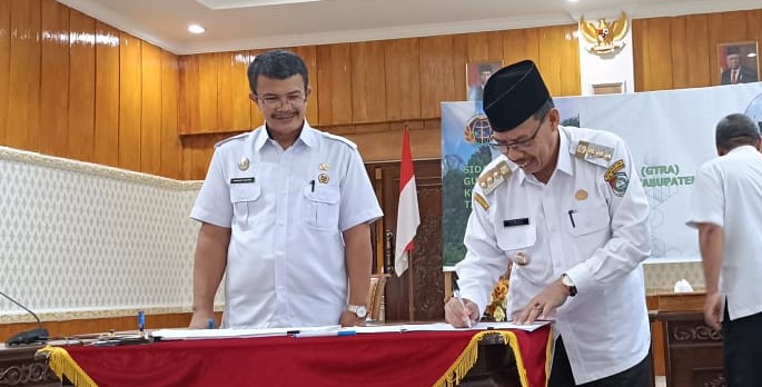 Penandatanganan Berita acara Sidang GTRA Pj Bupati Mempawah Ismail dan Kakan BPN Mempawah Marihot Gultom