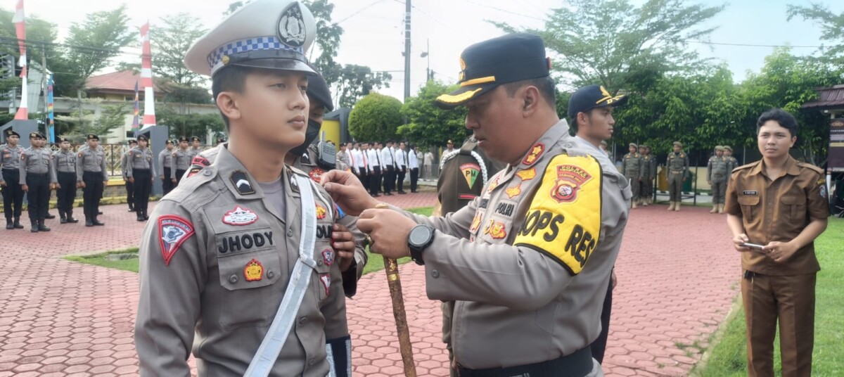 AKBP SUDARSONO, SIK., M.Si saat menyematkan vita oprasi kepada anggota kepolisian pelaksana oprasi Patuh Kapuas 2024 