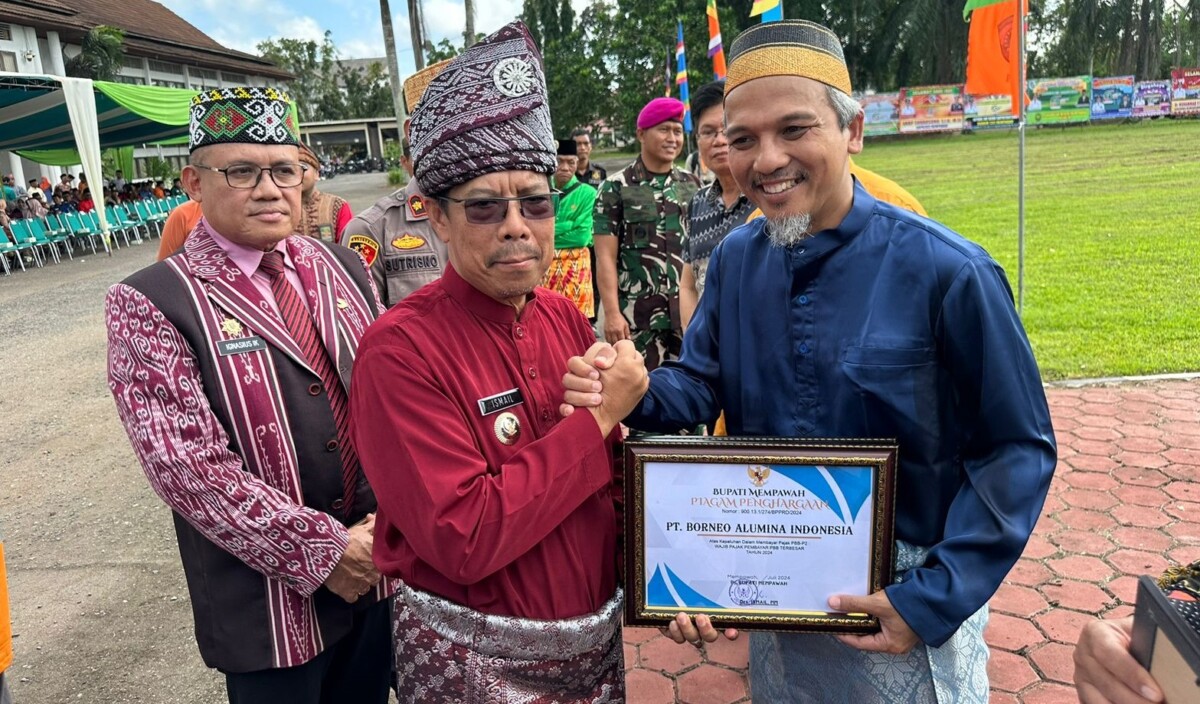 PJ Bupati Mempawah menyerahkan Piagam Penghargaan kepada pihak PT BAI salah satu BUMN yang ikut menyumbang PAD KAbupaten Mempawah.