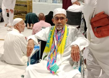 Almarhum saat mengikuti tahapan ibadah Haji di Mekkah (ist)