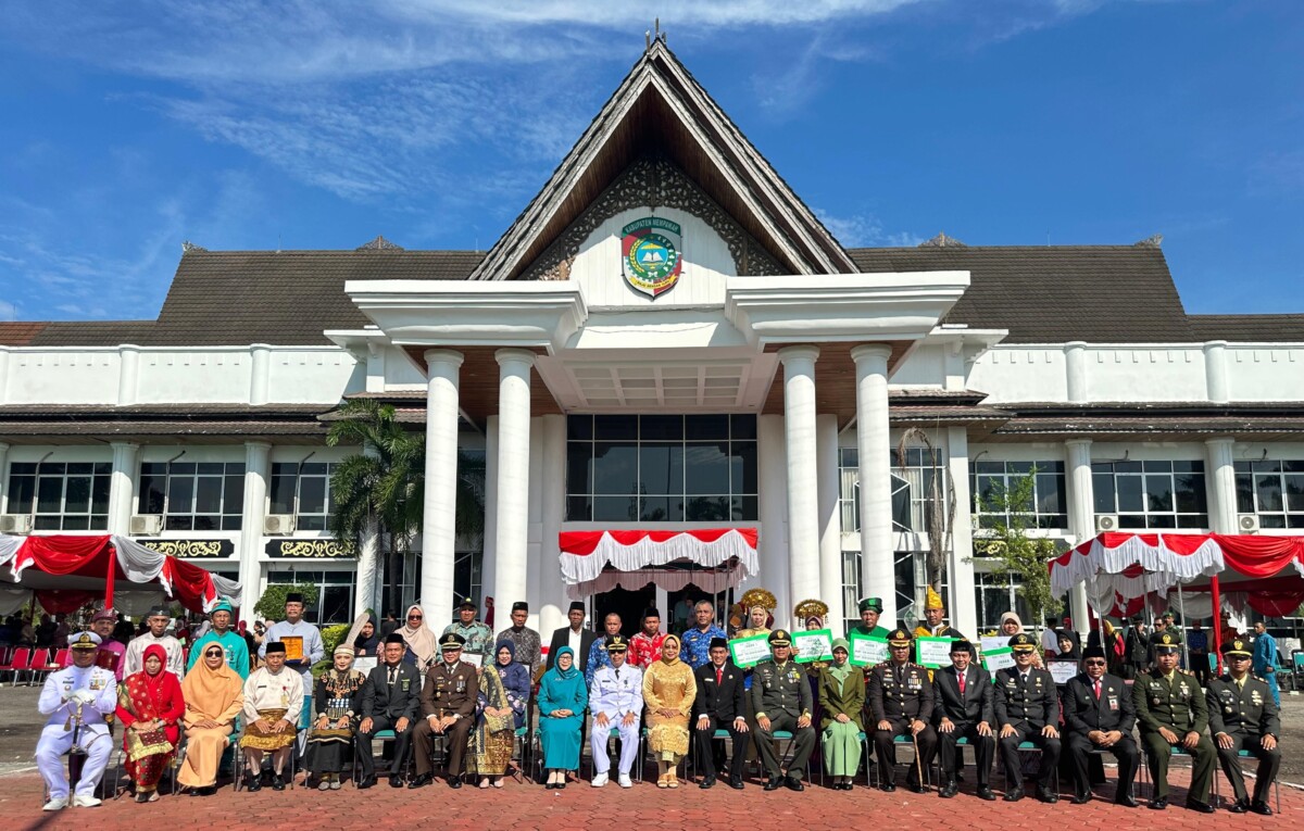 Foto Bersama PJ Bupati Mempawah usai Apel HUT RI ke 79. foto - Prokopim Pemkab Mempawah 