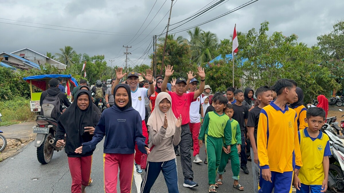 Pj Sekda Mempawah Juli Suryadi ikut berbaur bersama peserta lainnya dalam jalan Sehat di Segedong