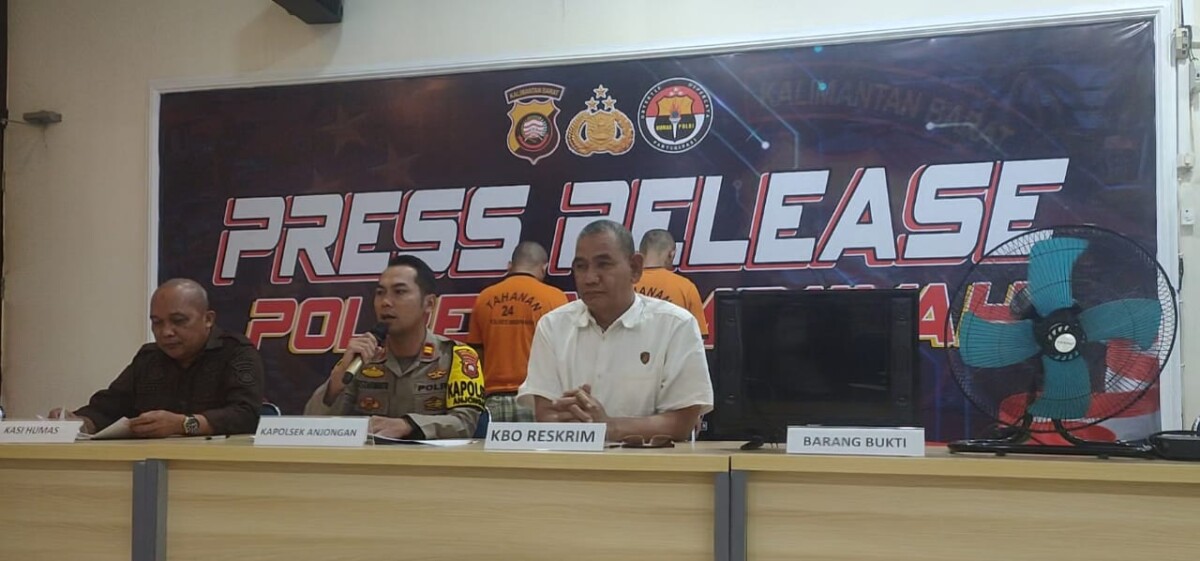 Kapolsek Anjongan Iptu Kusdarwanto yang didampingi Kasi Humas Polres Mempawah AKP Suwanto dan KBO Satreskrim Iptu Ahmad Gozali pada press rilis di Mapolres Mempawah