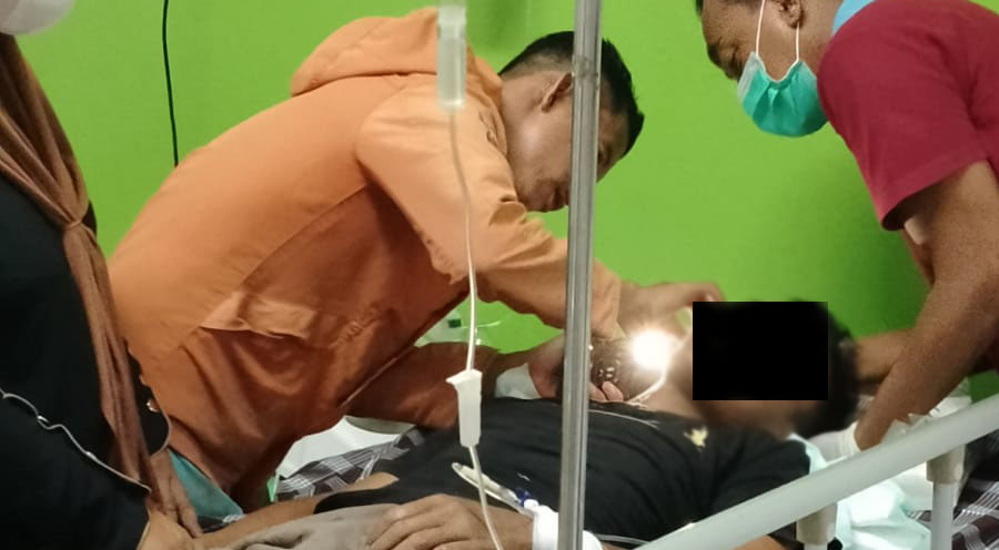 Budi saat mendapatkan tindakan medis RSUD Rubini Memppawah sebelum di bawa ke Rs Antonius Pontianak