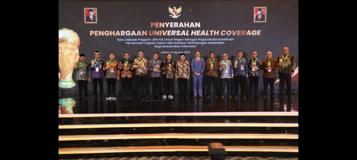 PJ Bupati Mempawah foto bersama dengan sejumlah penerima UHC dan Presiden International Social Security Association Muhammad Asman bersama Direktur utama BPJS Kesehatan Ali Ghufron Mukti