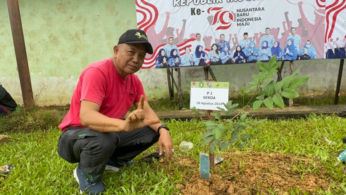 Juli Suryadi usai melakukan Penanaman Pohon pada cara Jalan Santai HUT RI ke- 79 di Kecamatan Segedong