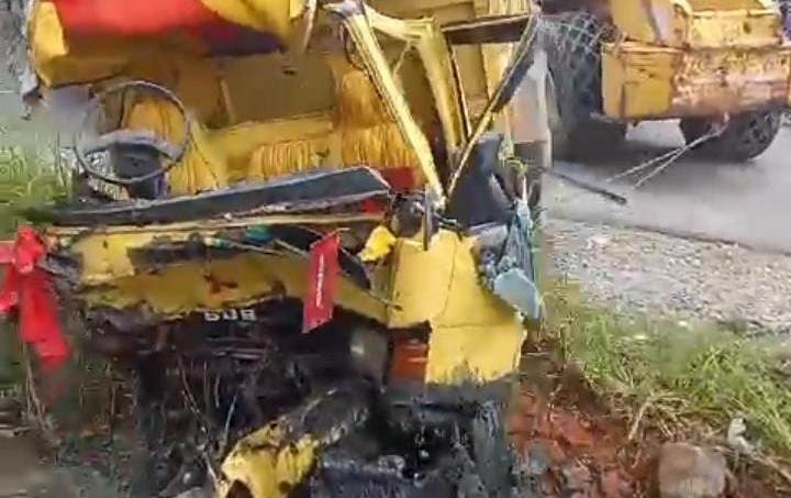 Kondisi Dump truk setelah ditarik dari dalam parit