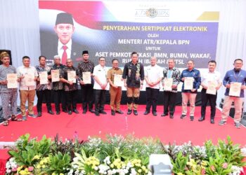 Serahkan Sertifikat Tanah Elektronik di Kota Bekasi, Menteri AHY Apresiasi Kolaborasi Kantor Pertanahan dengan Pemerintah Kota