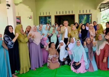 Silaturahmi di Parindu, Sutarmidji Disambut Meriah Ratusan Emak-emak