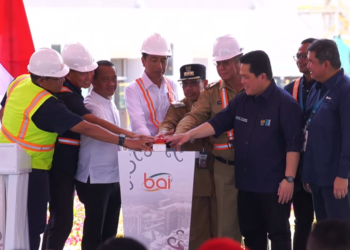 Presiden Jokowi Menekan Tombol Serine tanda telah diresmikannya injeksi bauksit perdana SGAR PT BAI di Mempawah, di dampingi Menteri BUMN Erick Thohir, Direktur Utama Hendi Prio Santoso, Pj Gubernur Kalbar Harisson, PJ Bupati Mempawah Ismail dan beberapa pejabat lainnya