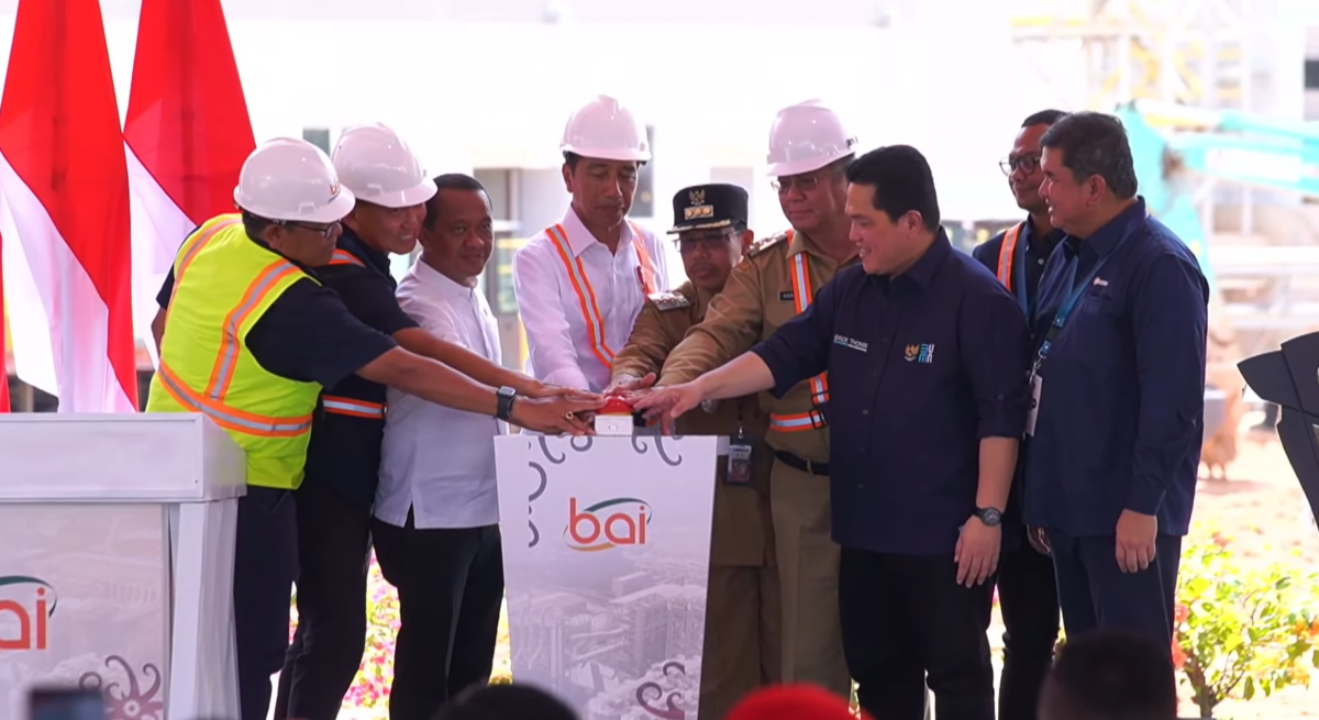 Presiden Jokowi Menekan Tombol Serine tanda telah diresmikannya injeksi bauksit perdana SGAR PT BAI di Mempawah, di dampingi Menteri BUMN Erick Thohir, Direktur Utama Hendi Prio Santoso, Pj Gubernur Kalbar Harisson, PJ Bupati Mempawah Ismail dan beberapa pejabat lainnya