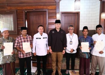 Menteri AHY Serahkan Puluhan Sertifikat Tanah Wakaf di Pasuruan