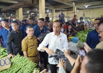 Ke Pasar Mawar, Jokowi Sebut Harga Pangan di Pontianak Baik