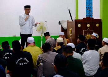 Silaturahmi Sutarmidji dengan Jemaah Sajadah Fajar Tebas: Ulama dan Umara Bertemu di Sambas