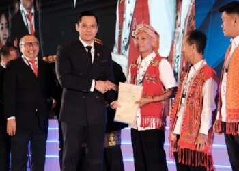 Terima Sertifikat dari Menteri AHY, Masyarakat Hukum Adat di Kapuas Hulu: Ini Penting Bagi Keberlangsungan Kami