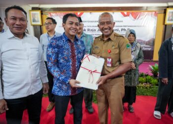 Selamatkan Setengah Triliun Aset Negara, Wamen ATR/Waka BPN Serahkan Sertifikat Tanah ke Pemkot Malang