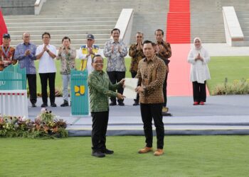 Disaksikan Presiden Jokowi, Menteri AHY Serahkan Sertifikat Tanah Elektronik Hak Pakai untuk Istana Negara dan Istana Garuda di IKN