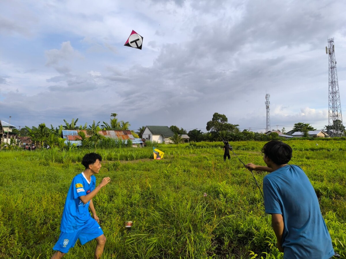 Ciko tatkala menerbangkan layangan untuk memikat layangan putus di Jalan Kebangkitan Nasional, Kecamatan Pontianak Utara, Kota Pontianak pada Kamis, 14 November 2024, sore. Foto: Deska Irnan Syafara/Jurnalis.co.id