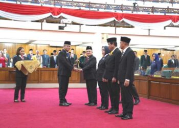 Pj Gubernur Harisson Hadiri Pelantikan Unsur Pimpinan DPRD Kalbar Periode 2024 – 2029