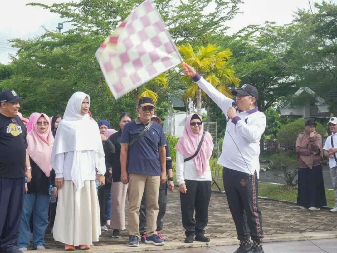 Sekda KKR Yusran Anizam usai mengikuti jalan sehat peringatan HUT ke-53 Korpri di Halaman Kantor Bupati Kubu Raya, Jumat (15/11/2024).