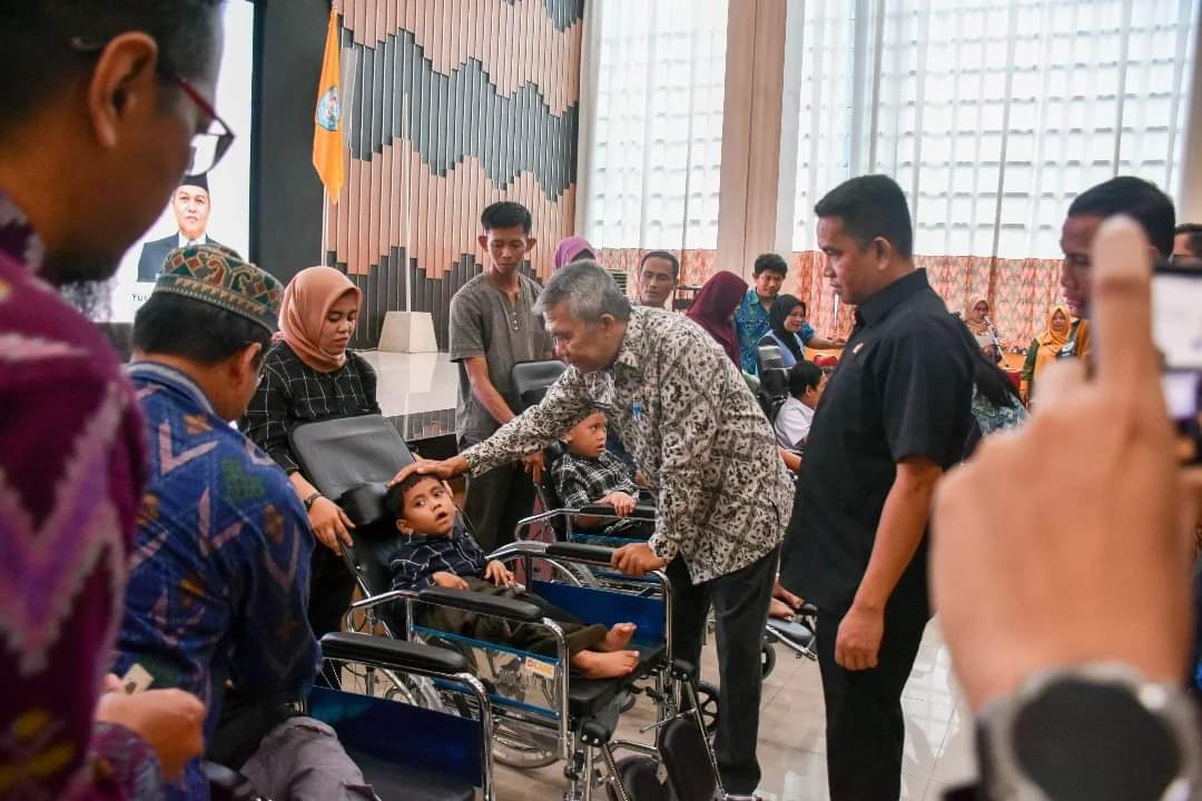 Pj Bupati Kubu Raya Syarif Kamaruzaman menghadiri Peringatan Hari Disabilitas Internasional (HDI) Tahun 2024 tingkat Kabupaten Kubu Raya di Aula Praja Utama Kantor Bupati Kubu Raya, Kamis (14/11/2024).